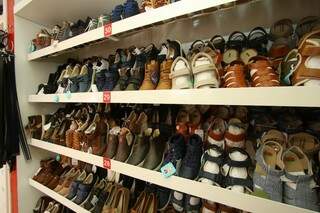 Entre os mais de três mil pares há variedade de calçados infantis masculinos (Foto: André Bittar)