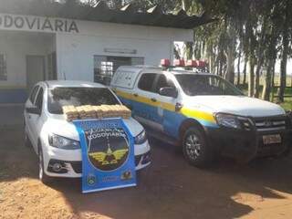 Carro e droga apreendidos pelos militares no pátio do posto policial. (Foto: PMR)