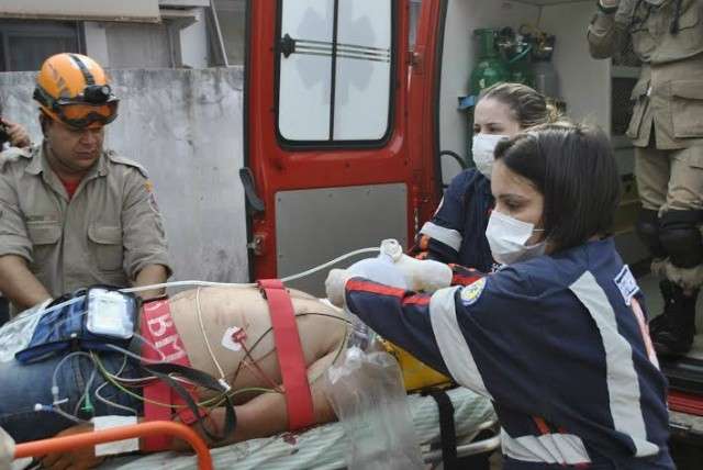 Dupla furta moto, troca tiros com a pol&iacute;cia e um &eacute; baleado