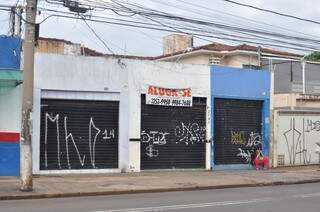 Cada vez mais os comerciantes estão fechando as portas no centro. (Foto: Marcelo Calazans)