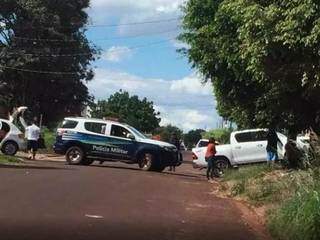 Homem que dirigia uma caminhonete Toyota Hilux foi executado a tiros (Foto: Direto das Ruas) 