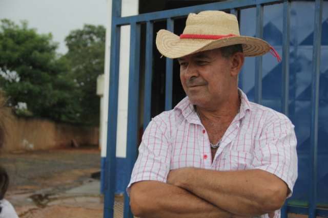 Buraco gigante engole rua e causa transtorno no Jardim Col&uacute;mbia