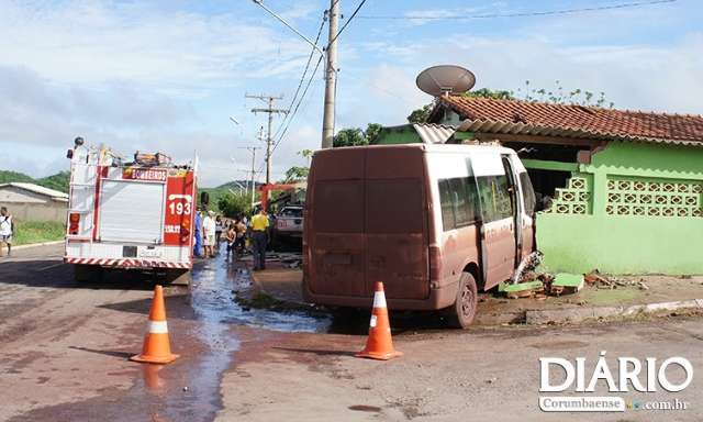 Após bater em caminhonete, van invade varanda de casa e fere 5 em Corumbá