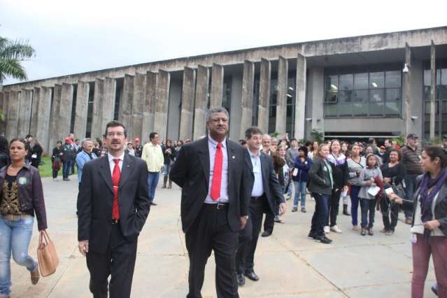Professores pedem apoio de deputados em ato na assembleia legislativa