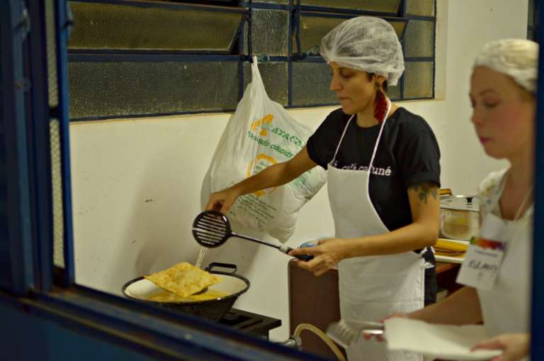 Bárbara de Almeida prepara pastel com recheio de carne de jaca