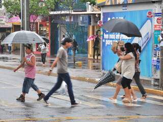 Dia chuvoso diminuiu movimento na região central de Campo Grande esta manhã. (João Garrigó)