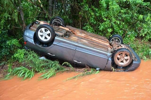Motorista perde controle de ve&iacute;culo durante aquaplanagem na MS-276