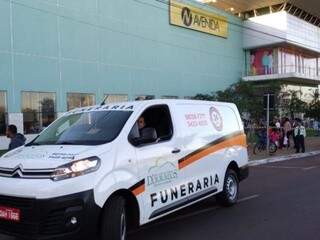 Carro de funerária chega ao shopping de Dourados, onde bioquímico foi morto por PM, ontem à tarde (Foto: Adilson Domingos)