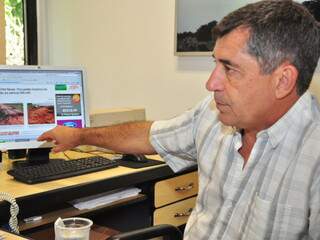 Wilson Cabral mostra matéria publicada pelo Campo Grande News. (Foto João Garrigó)