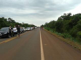 Manifestação na BR-163 causou congestionamento por quilômetros. (Foto: Direto das Ruas)