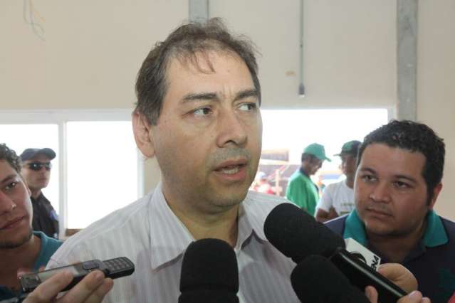 Bernal d&aacute; ultimato para empresa retomar coleta do lixo at&eacute; fim de semana 