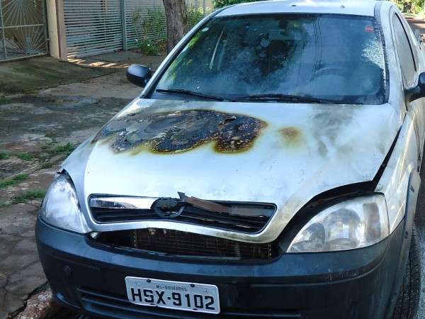 Tr&ecirc;s ateiam fogo em GM Montana estacionada em rua de Dourados 