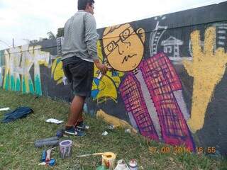 Participantes utilizaram o muro de uma escola pública da Capital para fazer os grafites. (Foto: Reprodução/Facebook)