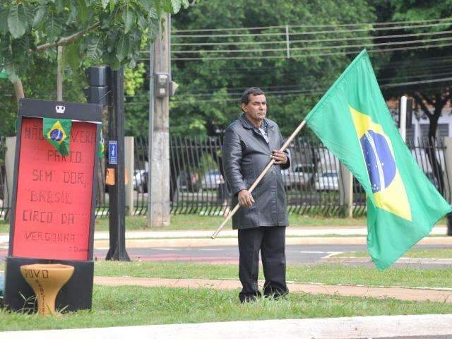 Com privada e bandeira, protesto solit&aacute;rio rouba a cena em avenida