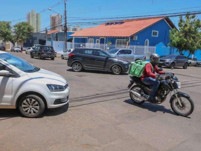 Sem sem&aacute;foro, cruzamento da Paz com a Goi&aacute;s se transformou em caos