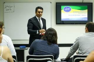 Professor Rodrigo Corrêa na sala de aula. (Foto: André Bittar)