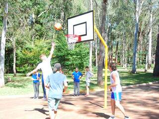 Em férias, estudantes jogam basquete em projeto que é realizado no Hospital São Julião. 