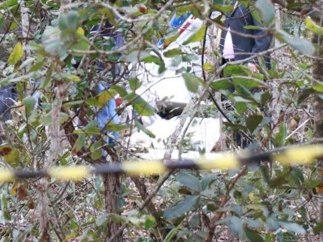 Seis horas ap&oacute;s acidente, corpos s&atilde;o retirados de avi&atilde;o com desencarcerador