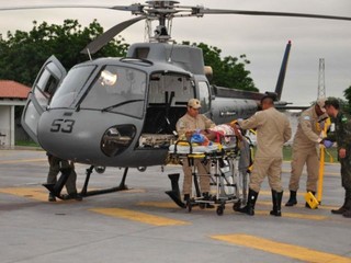 Militares do Corpo de Bombeiros e equipe da Marinha durante resgate após ataque de búfalos (Foto: Divulgação)