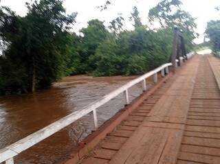Água alcançou ponte do Taquaruçu na estrada do Pulador (Foto: Jornal O Pantaneiro)