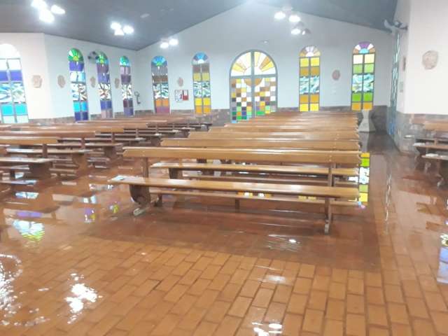 Temporal derrubou dez &aacute;rvores e alagou at&eacute; casa das freiras