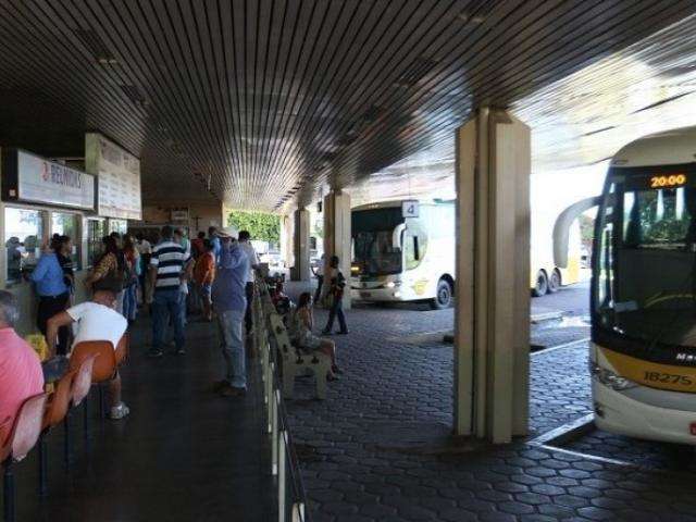 Populares amarram homem que amea&ccedil;ou usu&aacute;rios de rodovi&aacute;ria com peda&ccedil;o de pau