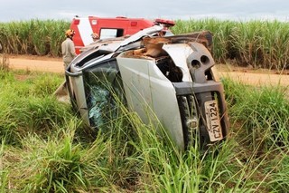 Homem perdeu controle do carro em estrada vicinal e a filha de apenas 3 anos, morreu na hora. (Foto: Ivinoticias)