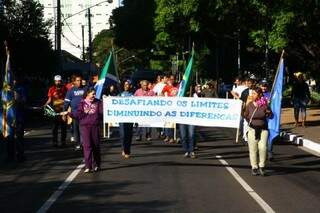 Professores, pais e alunos desceram em marcha pela avenida Afonso Pena. (Foto: Marcos Ermínio)