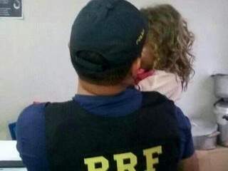 Criança foi resgatada pela PRF durante uma fiscalização de rotina (Foto: Divulgação PRF)