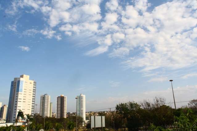 Quinta-feira de c&eacute;u aberto e forte calor em Campo Grande