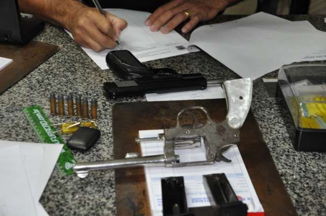 Policial e empres&aacute;rio s&atilde;o detidos com armas em opera&ccedil;&atilde;o contra jogos