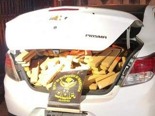 Veículo Prisma com o porta-malas carregado de tabletes de maconha (Foto: Divulgação)