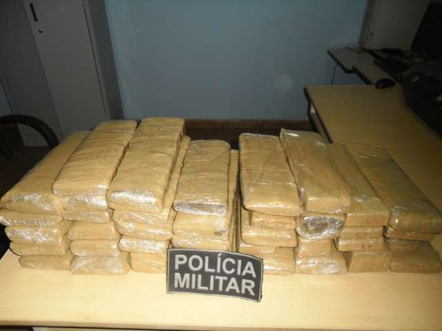 Pol&iacute;cia apreende 34 kg de maconha com jovens de 16 e 19 anos