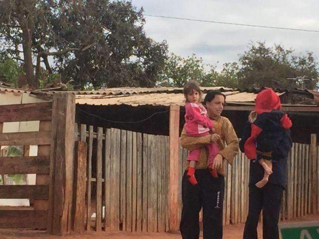 No frio, crian&ccedil;as da favela no Noroeste revezam t&ecirc;nis para ir a escola 