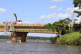 Tubulação de gás natural que atravessa ponte sobre o Rio Sucuriú em Três Lagoas e liga importante clientes industriais (Foto: MSGás/Divulgação)
