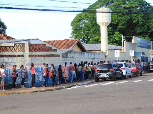 Em fila gigante, 8 mil candidatos disputam 150 vagas para merendeira