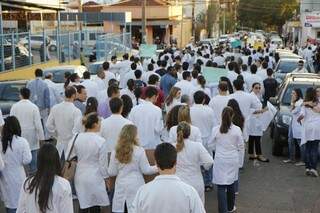 Grupo de 200 médicos ocupou a rua 13 de Maio na tarde de hoje e tumultuou o trânsito (Foto: Cleber Gellio)