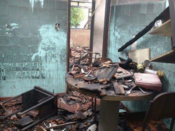 Casa pega fogo e mulher de 62 anos morre carbonizada no Monte Castelo 