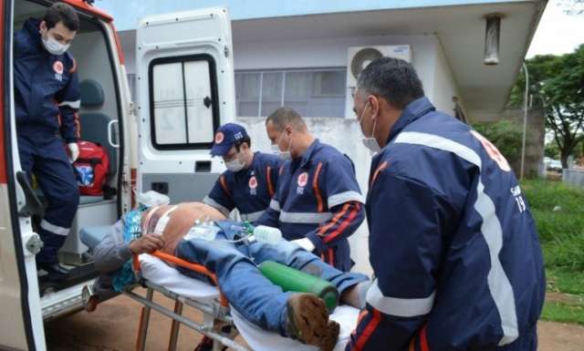 Colegas de trabalho brigam em &ocirc;nibus e um deles acaba esfaqueado