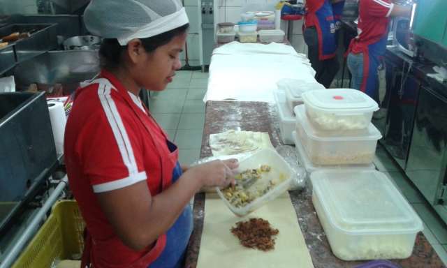 Pastel tem mandioca e carne seca para mostrar sabor pantaneiro aos turistas 