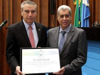 Ex-governador André Puccinelli também foi homenageado; presidente da Assembleia, Paulo Corrêa (PSDB), entregou diploma (Foto: ALMS/Divulgação)