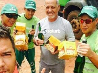 Leandro fez uma surpresa aos colegas que trabalham no caminhão de lixo. (Foto: Arquivo Pessoal)