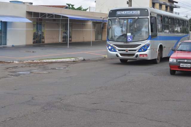Jovem de 22 anos morre atropelado por &ocirc;nibus na Av. Manoel da Costa Lima