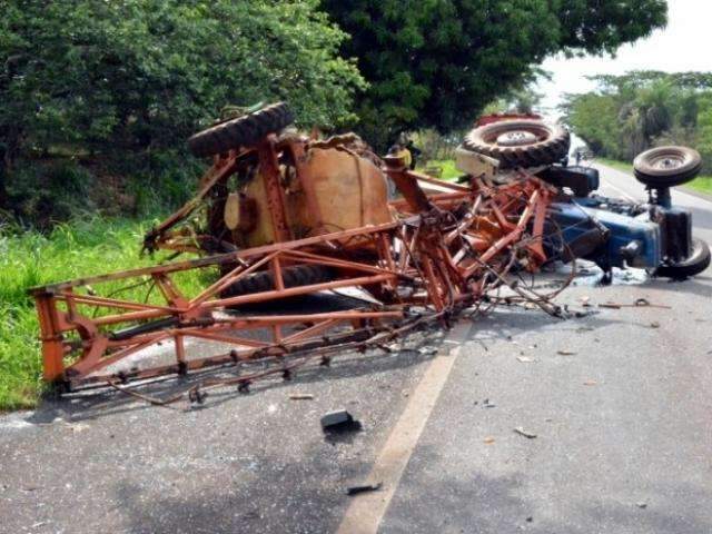 Colis&atilde;o entre trator e &ocirc;nibus deixa homem ferido em rodovia estadual