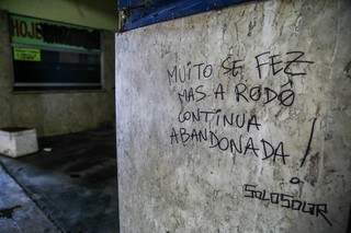 Pichação reclama de abandono da rodoviária;. (Foto: Fernando Antunes)