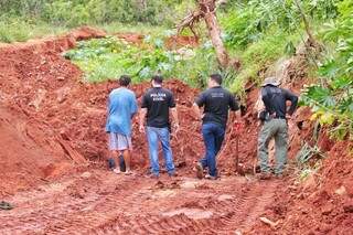 Buracos de até dois metros são cavados na busca por pelo menos três novas ossadas de vítimas (Foto: Fernando Antunes)