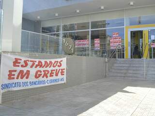 E as agências bancárias continuam com as portas fechadas. (Foto: Pedro Peralta)