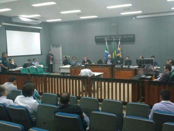 Casal acusado de degolar jovem em pra&ccedil;a se contradiz durante julgamento