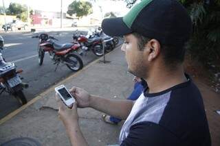 Aparelhos com aplicativos gratuitos caíram nas graças dos consumidores e viram mania (Foto: Marcelo Victor)