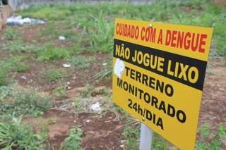 A questão do lixo jogado nas ruas é motivo de apelo do proprietário do terreno na Vila Planalto (Foto: Cléber Gellio)